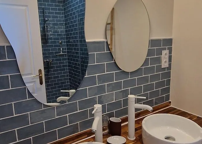 Aux Roses De Cedres Bed & Breakfast *