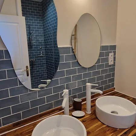 Aux Roses De Cedres B&B *