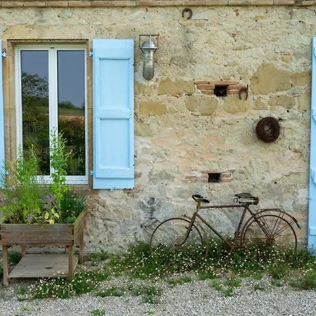 Aux Roses De Cedres Bed & Breakfast