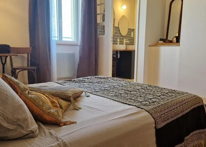 Couette-café Aux Roses De Cèdres