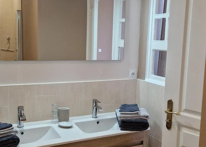 Aux Roses De Cèdres *